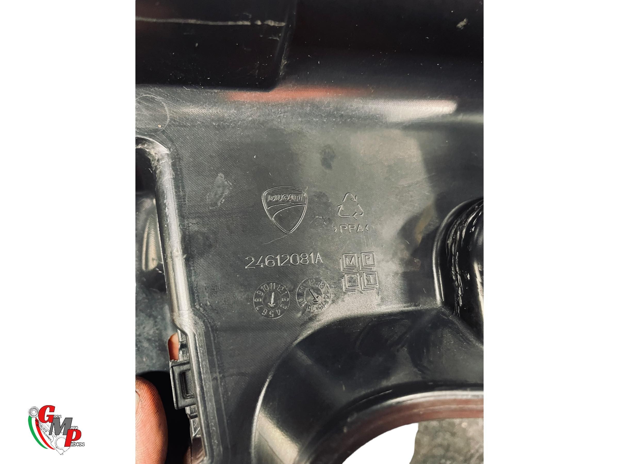 Plástico debajo de la batería - Ducati